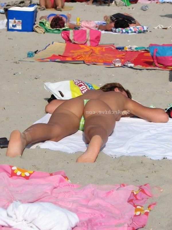 15P Hot amateur girls on beach