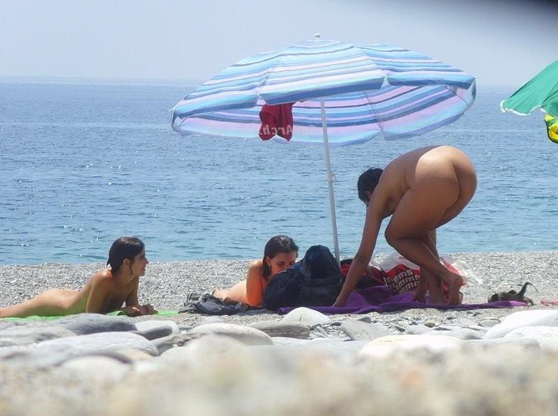 15P Hot amateur girls on beach