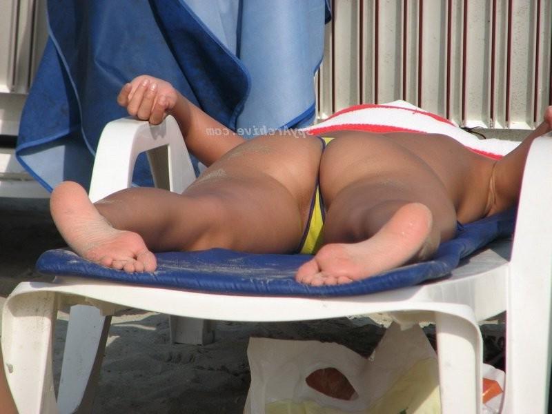 15P Hot amateur girls on beach
