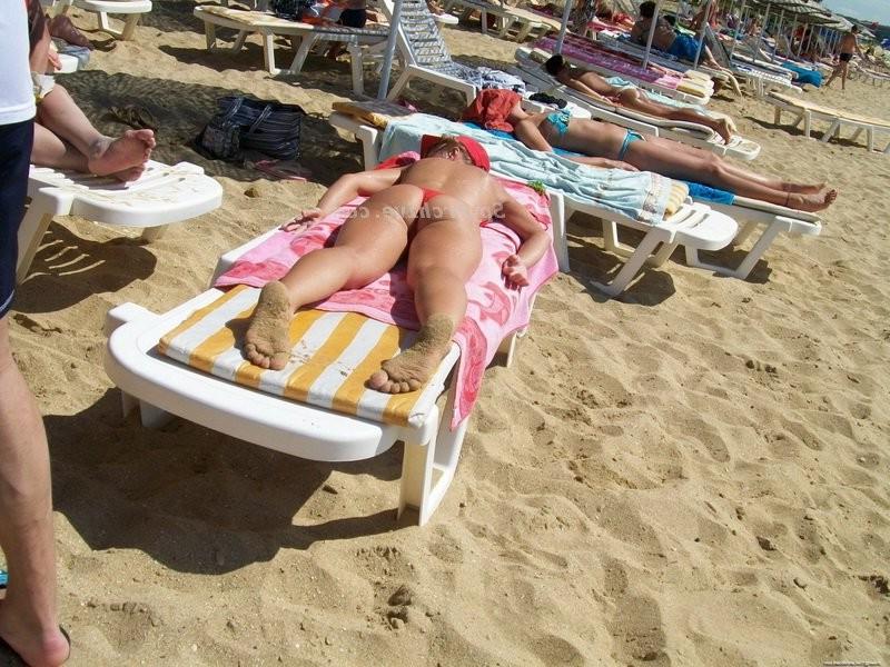 15P Hot amateur girls on beach