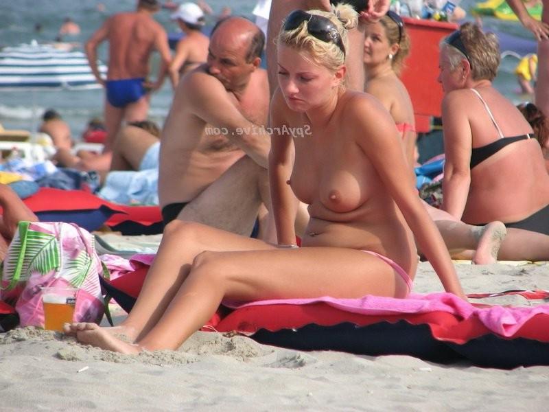 15P Hot amateur girls on beach