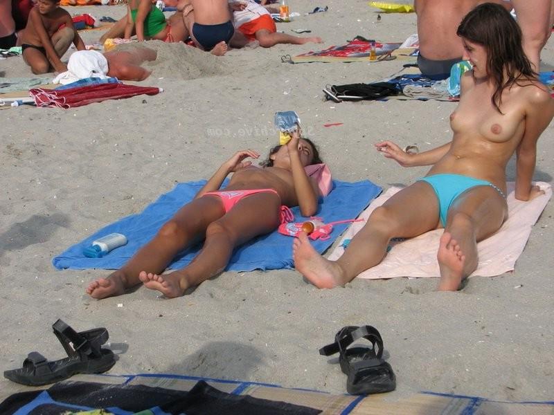 15P Hot amateur girls on beach