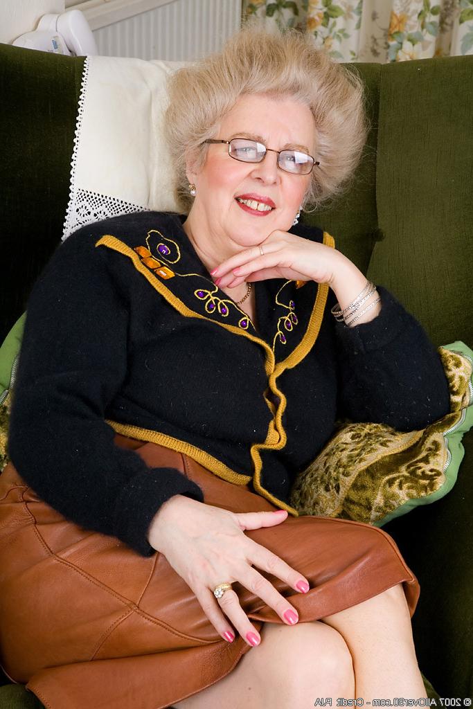 15P Older gray haired lady spreading her very hairy bush