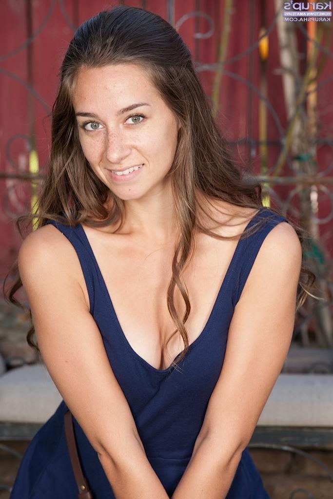 15P Bridget Bond spreads her pussy outdoors