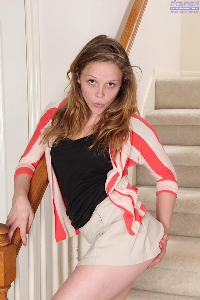 15P Super cute Sophia Monore gives closeup of her pussy