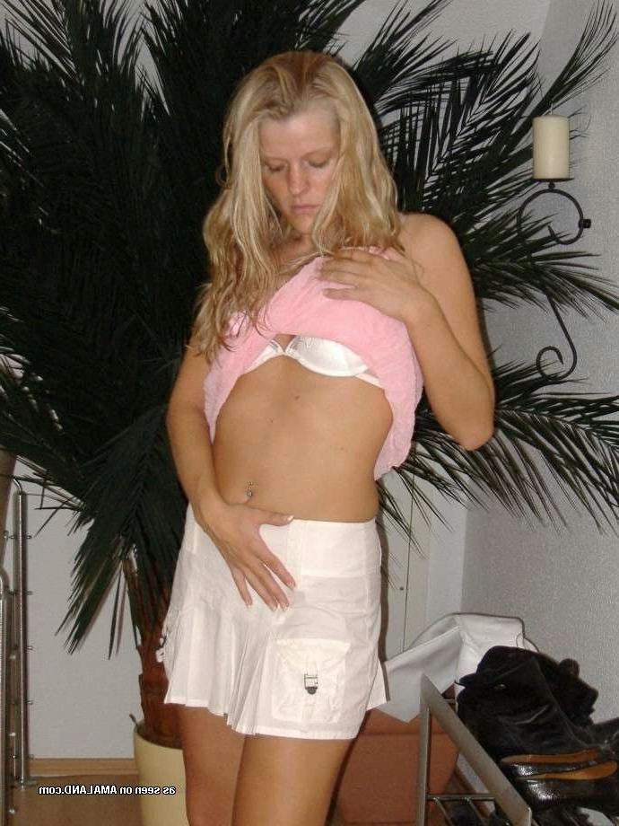 15P Blonde Freundin in schwarzen Strümpfen auf ihrem Bett