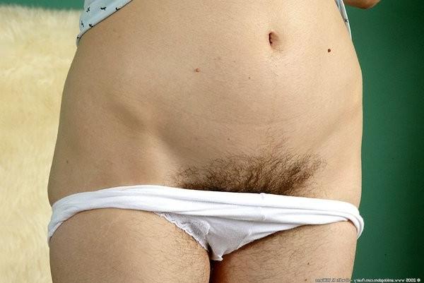 15P natural amateur shows off her hairy pussy