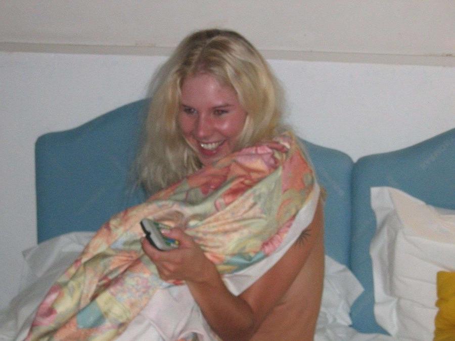 11P A horny blonde and her boyfriend's dirty vacation pics