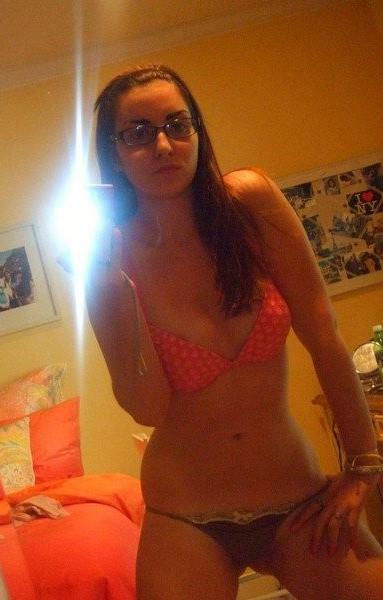 12P Amateur girlfriends posing naked to webcam