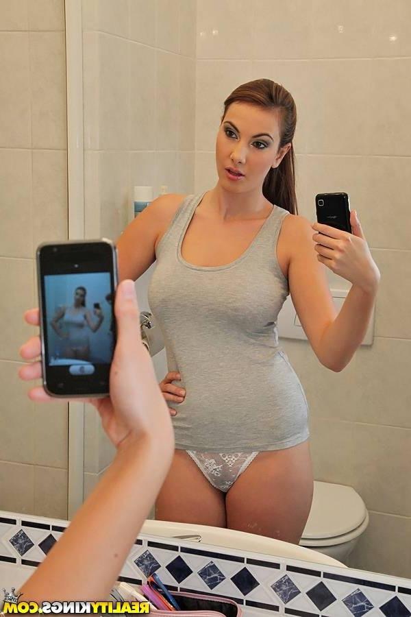 15P Sexy babe shoting her self in the toilet