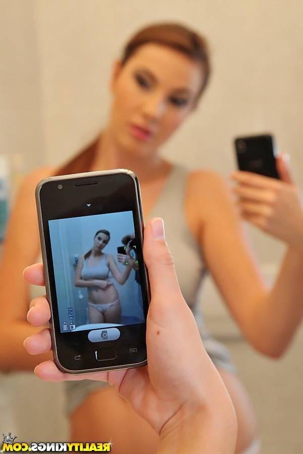 15P Sexy babe shoting her self in the toilet