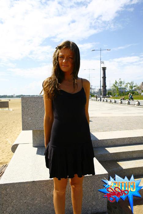 16P Dreamboat model shows her tits and pussy outdoors
