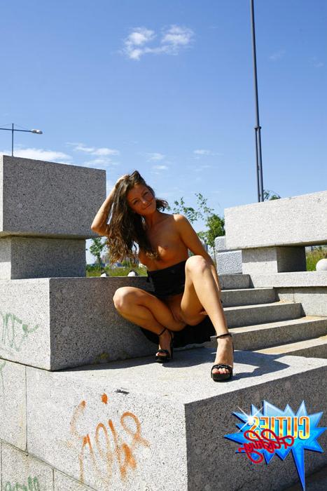 16P Dreamboat model shows her tits and pussy outdoors
