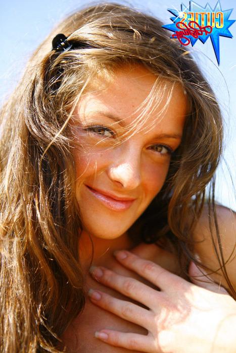 16P Dreamboat model shows her tits and pussy outdoors