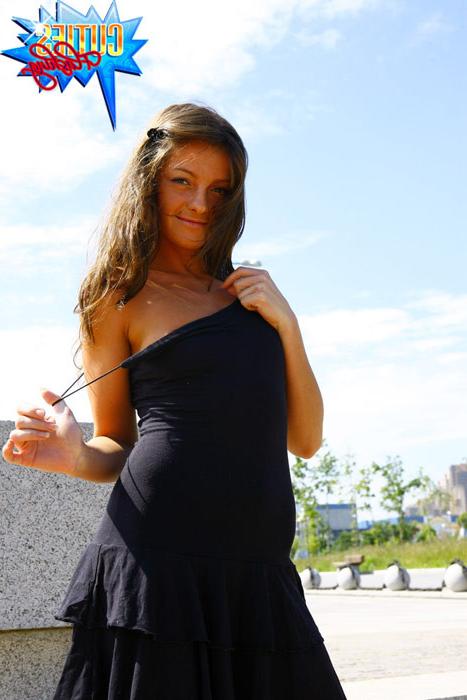 16P Dreamboat model shows her tits and pussy outdoors