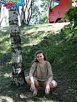 16P Bootylicious flasher gets naked on a green lawn