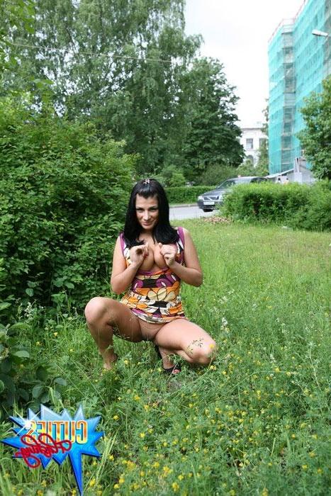 16P Bootylicious flasher gets naked on a green lawn