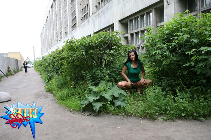 16P Bootylicious flasher gets naked on a green lawn