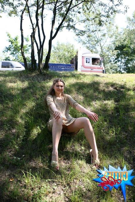 16P Amateur stripper goes outside to pose naked on cam