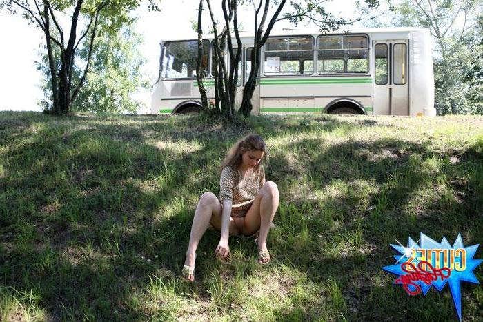 16P Amateur stripper goes outside to pose naked on cam