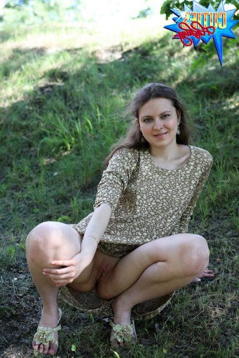 16P Amateur stripper goes outside to pose naked on cam