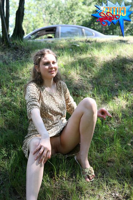16P Amateur stripper goes outside to pose naked on cam