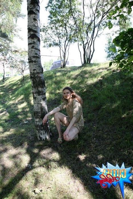 16P Amateur stripper goes outside to pose naked on cam