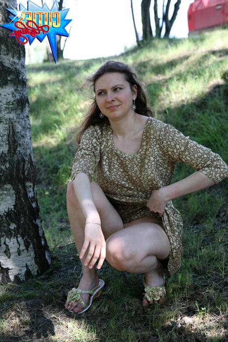 16P Amateur stripper goes outside to pose naked on cam