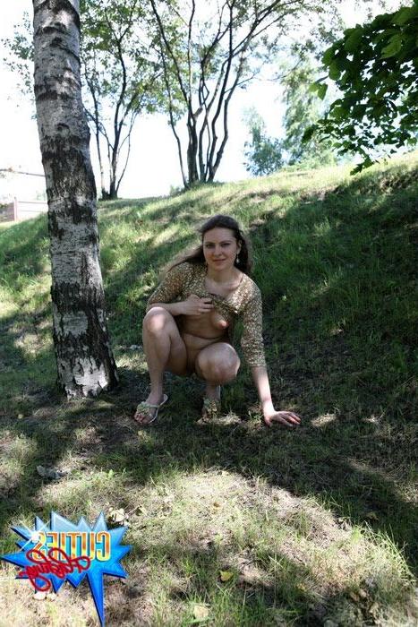 16P Amateur stripper goes outside to pose naked on cam