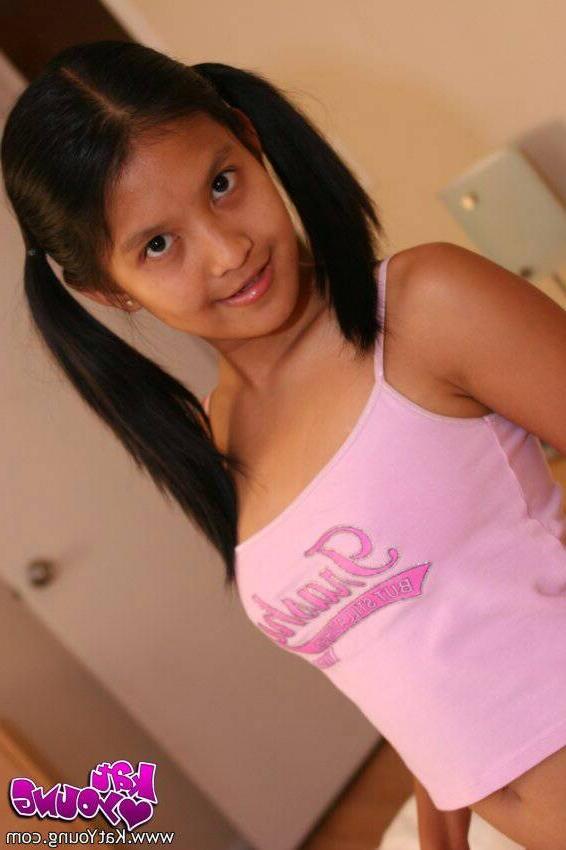 16P Kat Young poses in pink shorts on her bed