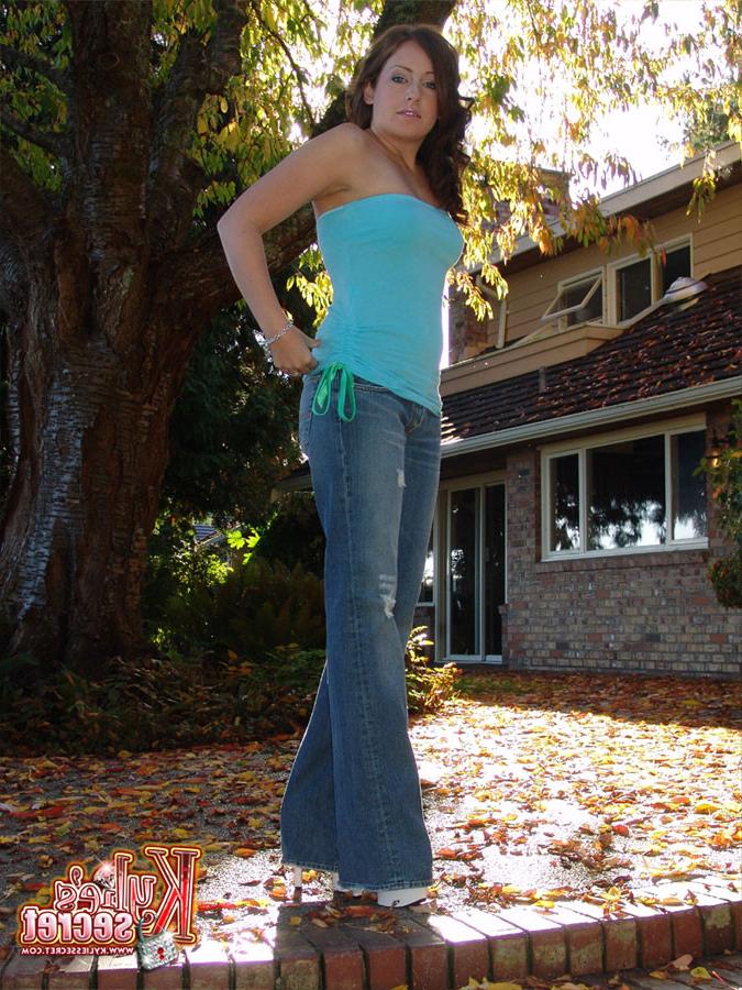 12P Kylie in her blue tube top