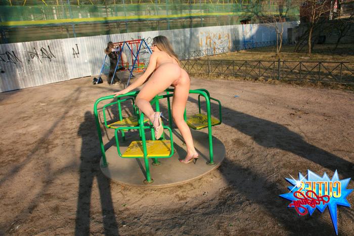 16P Posh beauty gets all naked in the city park