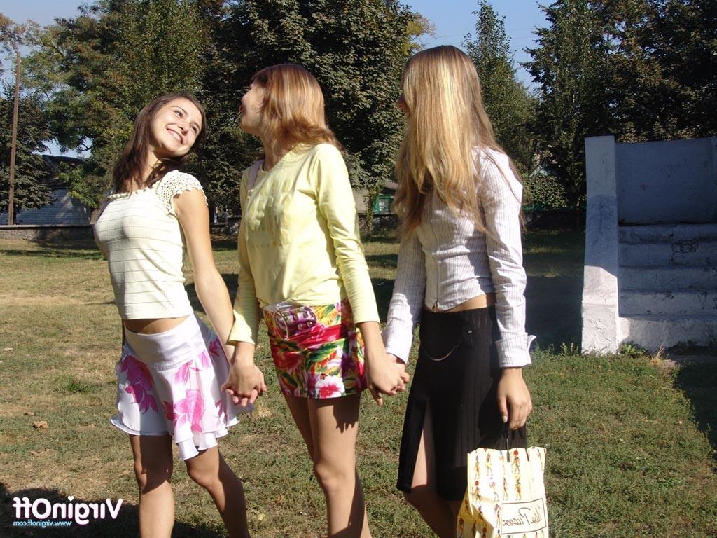 15P Three young girlfriends flashing