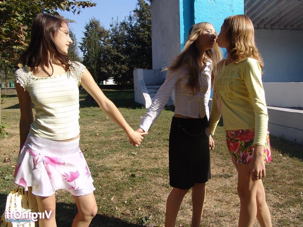 15P Three young girlfriends flashing