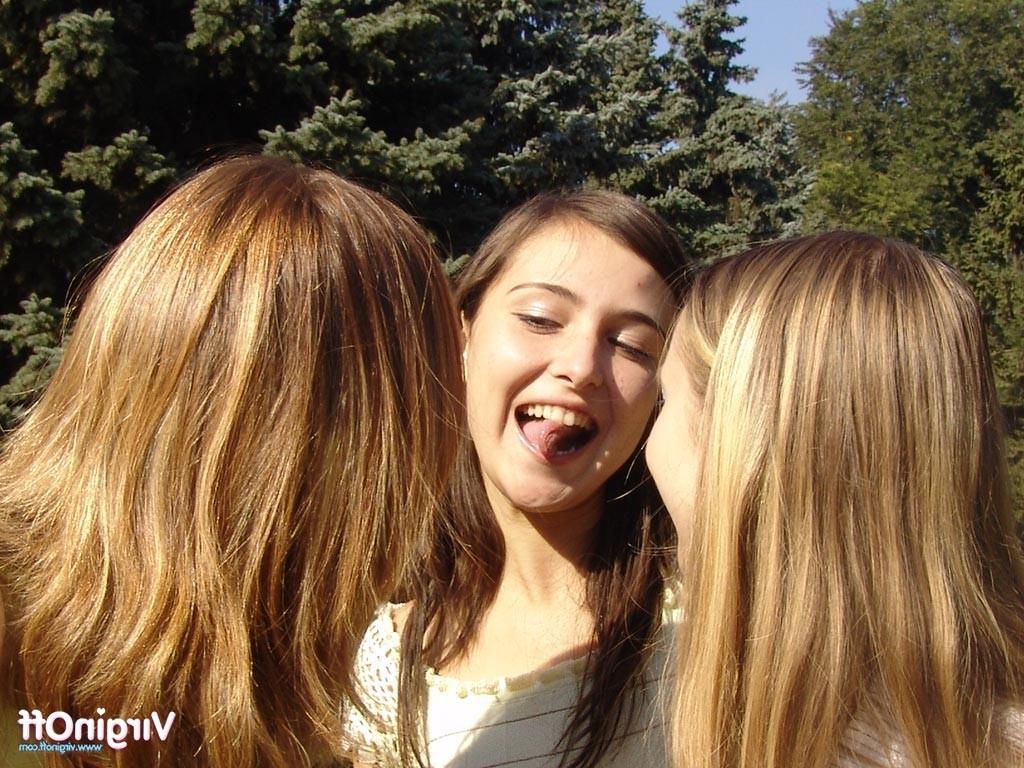 15P Three young girlfriends flashing