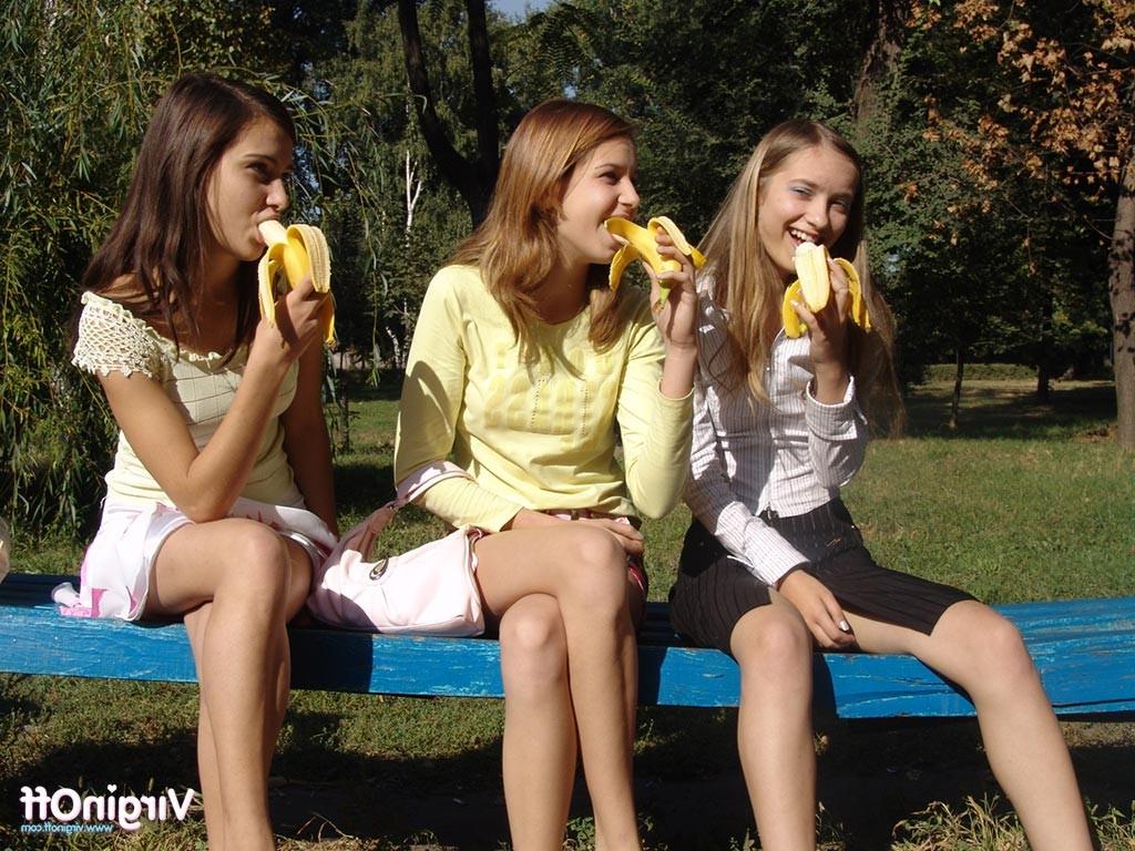 15P Three young girlfriends flashing
