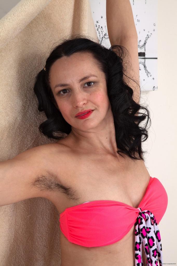 12P Hairy Mature Pussy