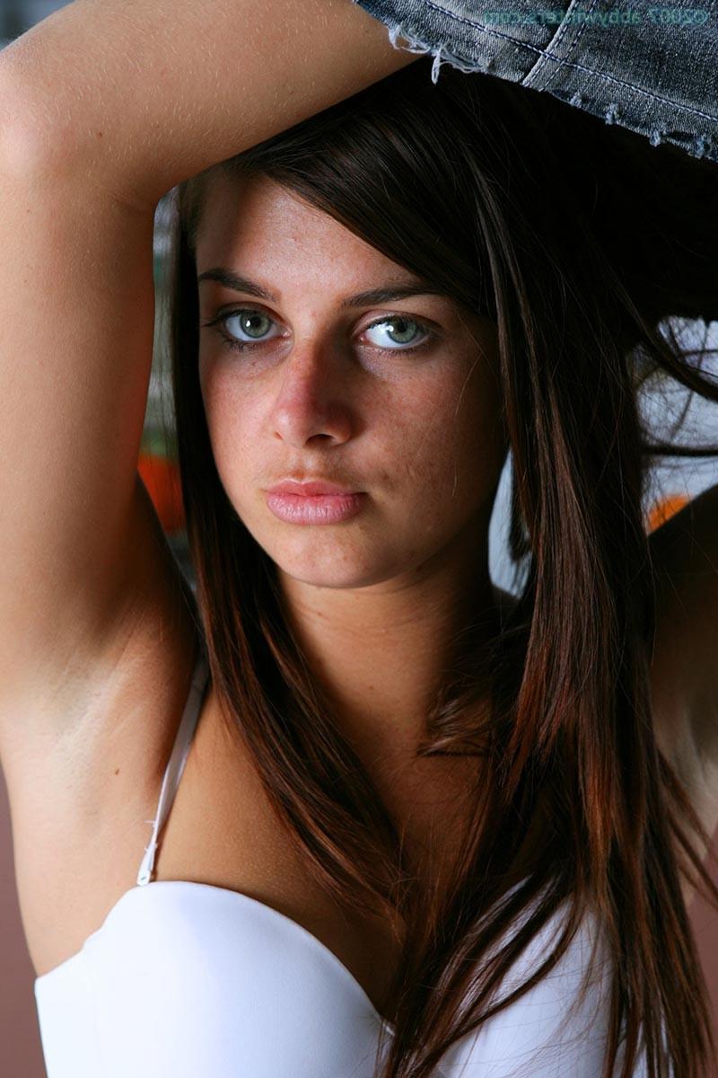 15P Horny natural girl next door exposed
