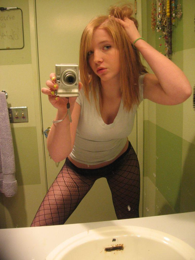 16P Naughty college babes posing nude