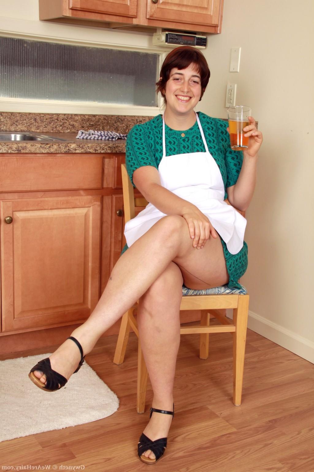 16P Gwyneth bares her bush in the kitchen