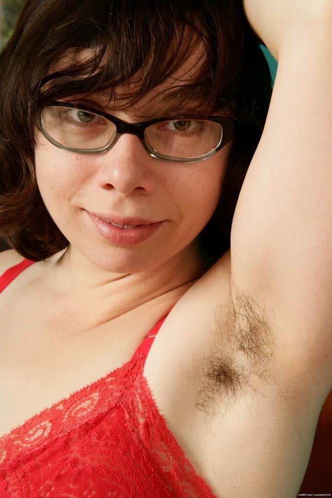 12P Hairy MILF Bella spreads her bush