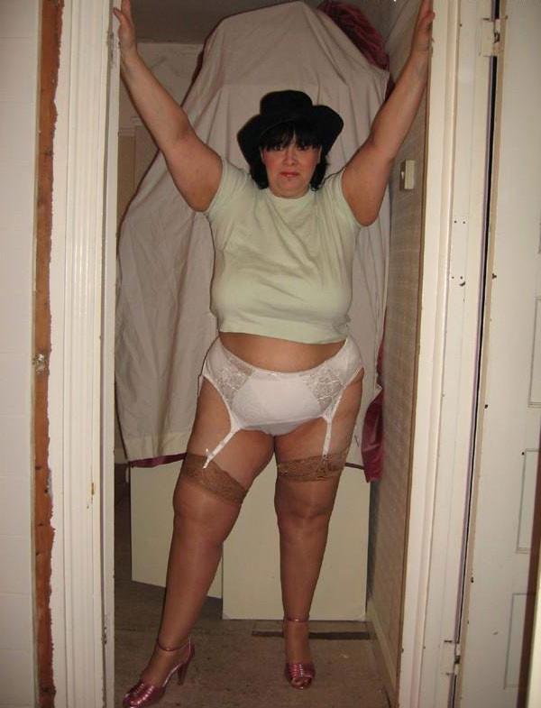 16P BIG FAT MATURE ASS AND PUSSY