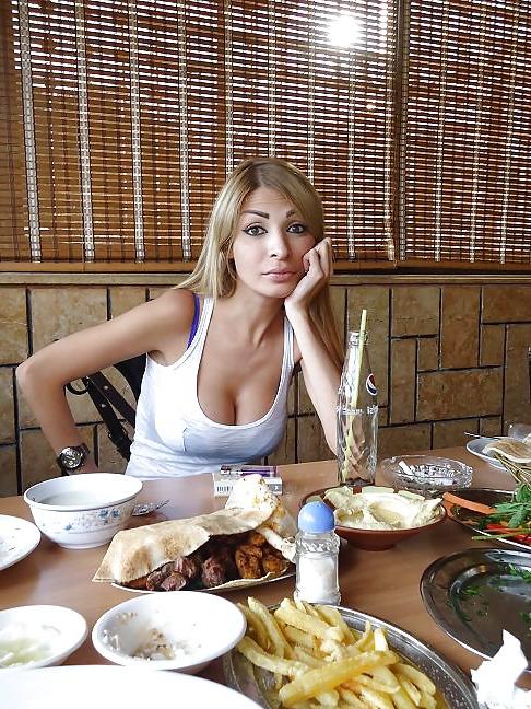 25P Arab Girl Flashing 8