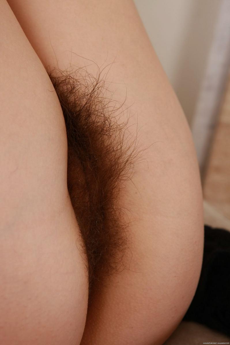 15P Hairy natural amateur Kristina spreading muff