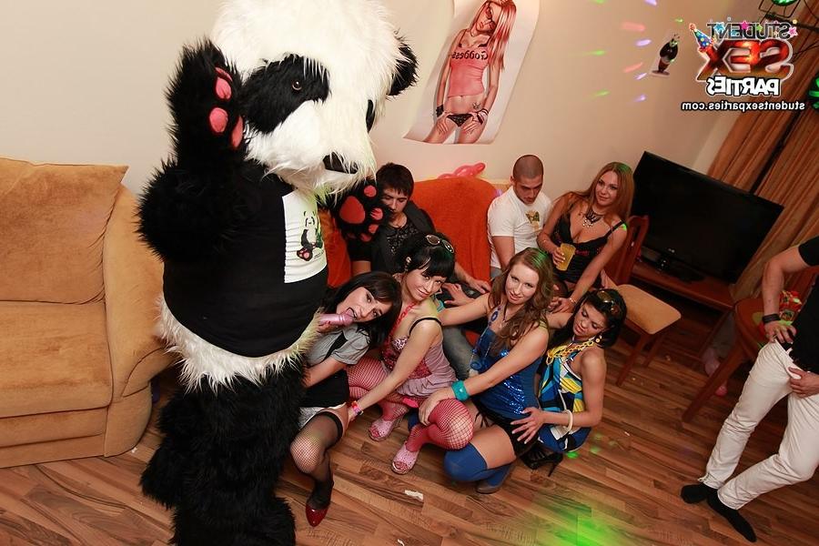 8P Fuck party vid with hot chicks