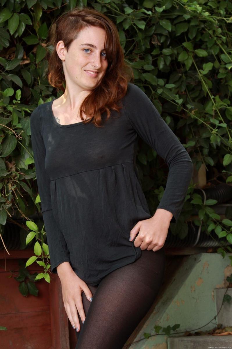 15P Hairy natural amateur Iris poses in pantyhose