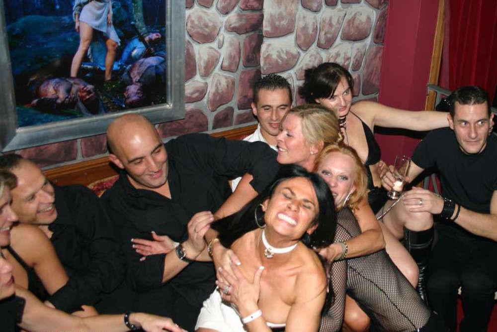 15P Wild party housewives