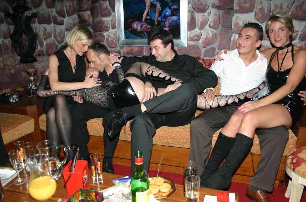 15P Wild party housewives