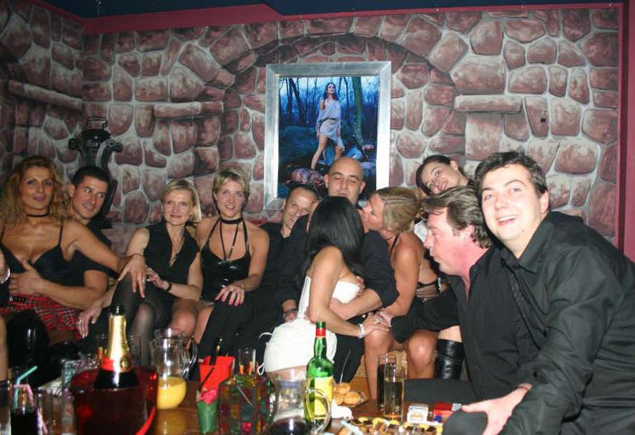 15P Wild party housewives