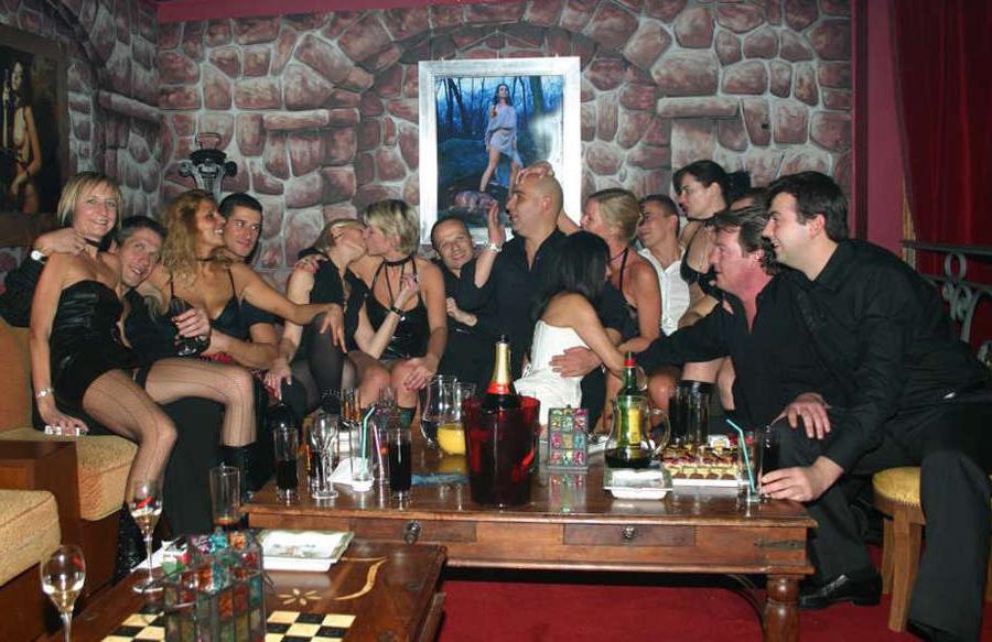 15P Wild party housewives